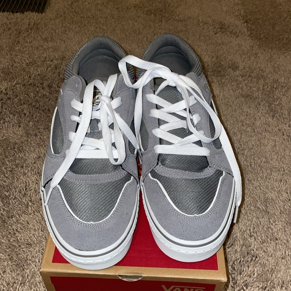 New gray Vans Colson sneakers size 11 - Picture 2 of 3